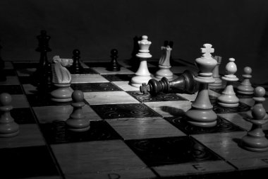 Satranç tahtasında fotoğraflanmış.