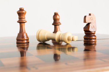 Satranç tahtasında fotoğraflanmış.