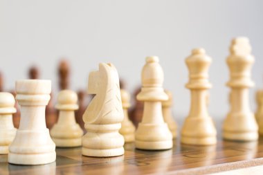 Satranç tahtasında fotoğraflanmış.