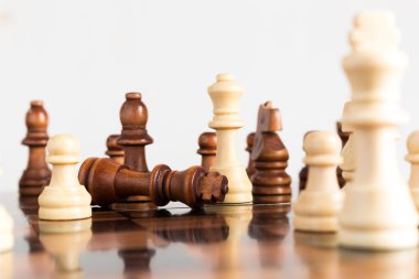 Satranç tahtasında fotoğraflanmış.