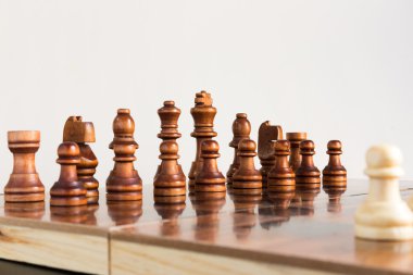 Satranç tahtasında fotoğraflanmış.