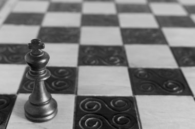 Satranç tahtasında fotoğraflanmış.