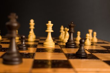 Satranç tahtasında fotoğraflanmış.