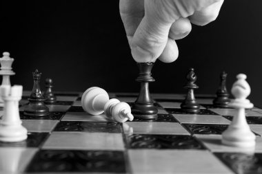 Satranç tahtasında fotoğraflanmış.