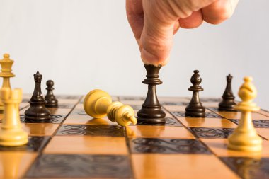 Satranç tahtasında fotoğraflanmış.