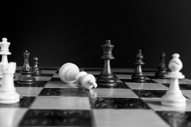 Satranç tahtasında fotoğraflanmış.