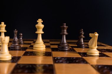 Satranç tahtasında fotoğraflanmış.