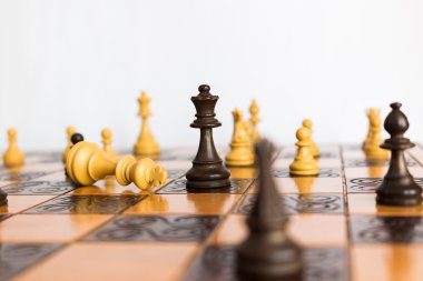 Satranç tahtasında fotoğraflanmış.