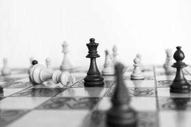 Satranç tahtasında fotoğraflanmış.