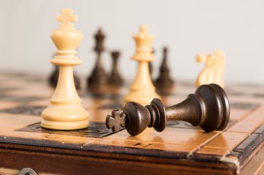 Satranç tahtasında fotoğraflanmış.