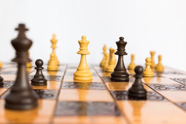 Satranç tahtasında fotoğraflanmış.