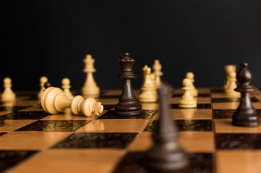 Satranç tahtasında fotoğraflanmış.