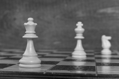 Satranç tahtasında fotoğraflanmış.