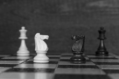 Satranç tahtasında fotoğraflanmış.