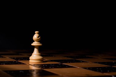 Satranç tahtasında fotoğraflanmış.