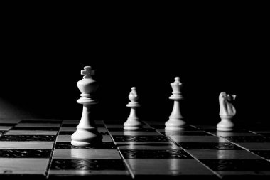 Satranç tahtasında fotoğraflanmış.