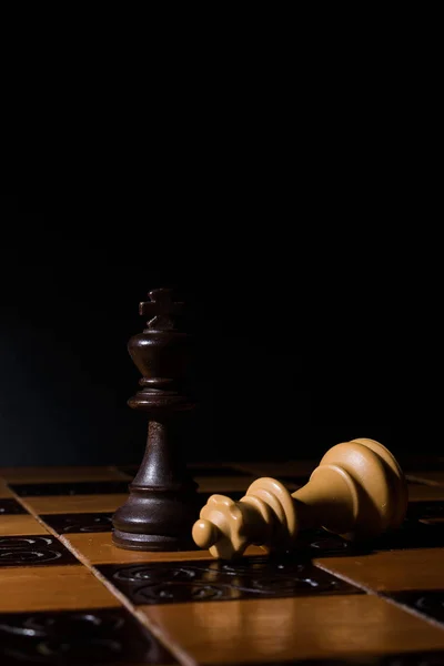 Satranç tahtasında fotoğraflanmış.