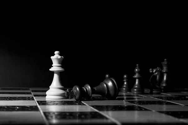 Satranç tahtasında fotoğraflanmış.