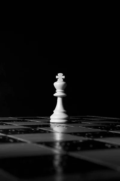 Satranç tahtasında fotoğraflanmış.