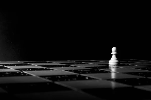 Ajedrez fotografiado en un tablero de ajedrez — Foto de Stock