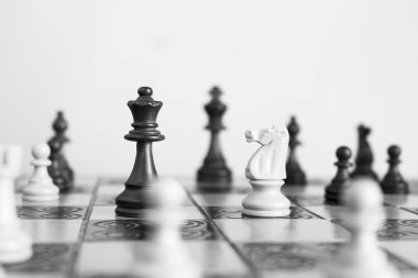 Satranç tahtasında fotoğraflanmış.