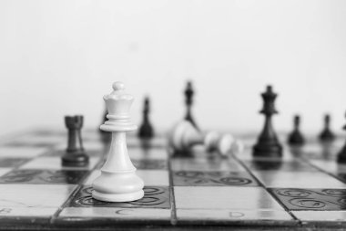 Satranç tahtasında fotoğraflanmış.