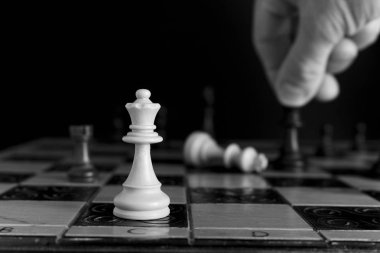 Satranç tahtasında fotoğraflanmış.