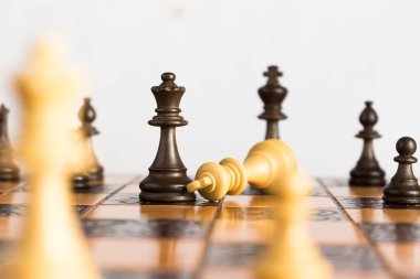 Satranç tahtasında fotoğraflanmış.