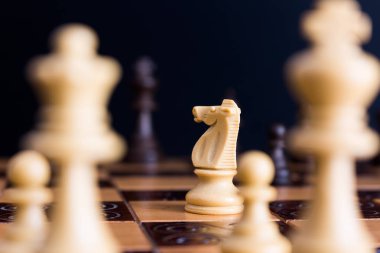 Satranç tahtasında fotoğraflanmış.