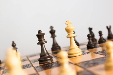 Satranç tahtasında fotoğraflanmış.