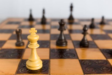 Satranç tahtasında fotoğraflanmış.