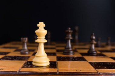Satranç tahtasında fotoğraflanmış.