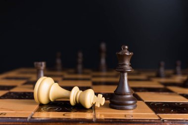 Satranç tahtasında fotoğraflanmış.