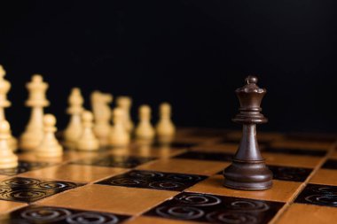 Satranç tahtasında fotoğraflanmış.