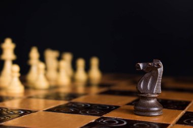 Satranç tahtasında fotoğraflanmış.