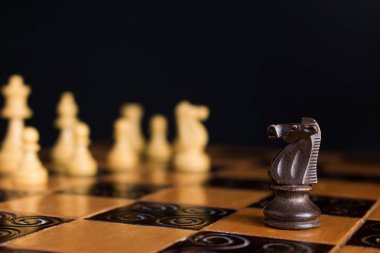 Satranç tahtasında fotoğraflanmış.