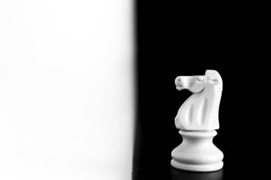 Satranç tahtasında fotoğraflanmış.