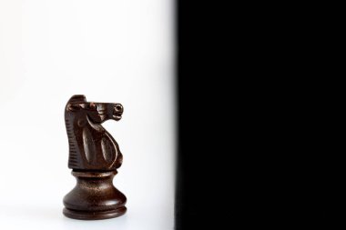 Satranç tahtasında fotoğraflanmış.