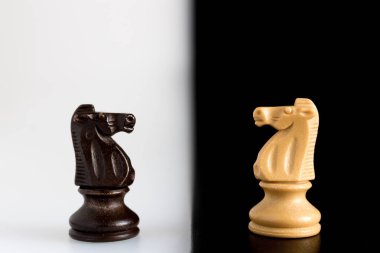 Satranç tahtasında fotoğraflanmış.