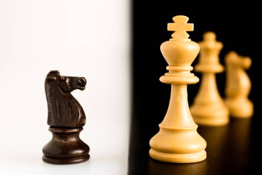 Satranç tahtasında fotoğraflanmış.