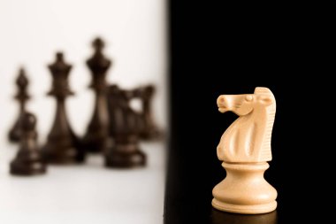 Satranç tahtasında fotoğraflanmış.