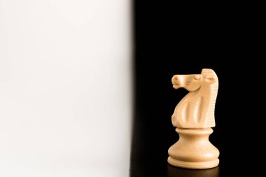 Satranç tahtasında fotoğraflanmış.