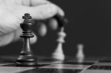 Satranç tahtasında fotoğraflanmış.