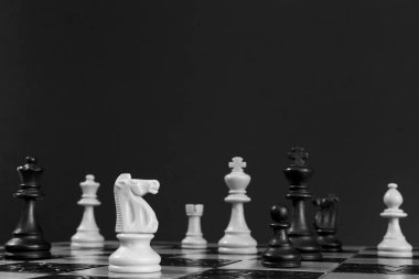 Satranç tahtasında fotoğraflanmış.