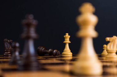 Satranç tahtasında fotoğraflanmış.