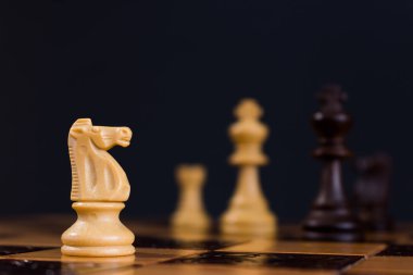 Satranç tahtasında fotoğraflanmış.