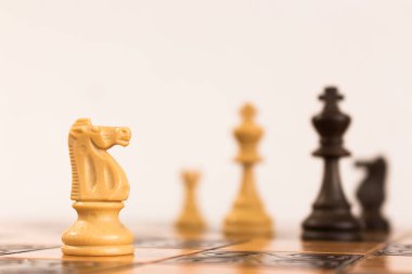 Satranç tahtasında fotoğraflanmış.