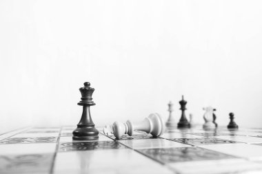 Satranç tahtasında fotoğraflanmış.