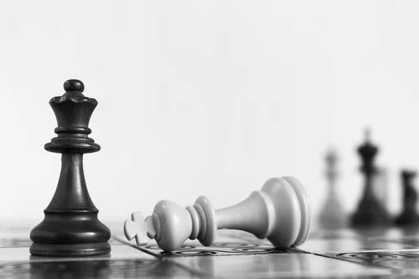 Satranç tahtasında fotoğraflanmış.