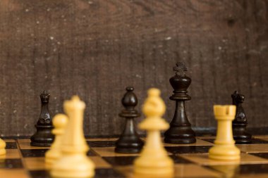 Satranç tahtasında fotoğraflanmış.